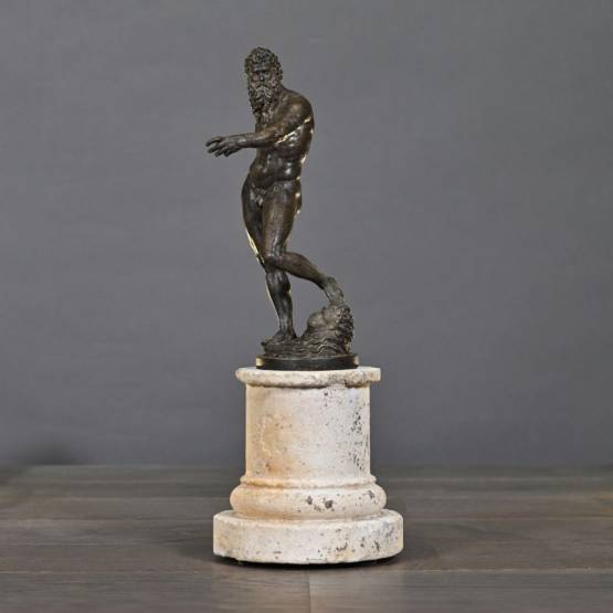 L'Objet d'Art | Skulptur - Herkules auf Sandsteinsockel